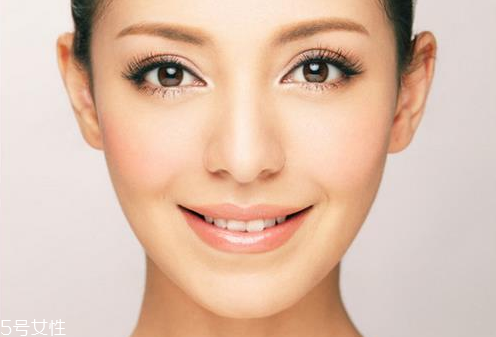 涂了bb霜還要涂粉餅嗎 涂完bb霜后涂粉餅有好處 涂了bb霜還要涂粉餅嗎 涂完bb霜后涂粉餅有好處