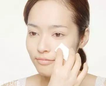 化妝卡粉是什么意思 導致卡粉的原因和解決方法