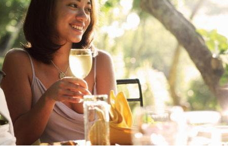 白葡萄酒可以放冰箱嗎 白葡萄保存注意事項(xiàng) 白葡萄酒可以放冰箱嗎 白葡萄保存注意事項(xiàng)