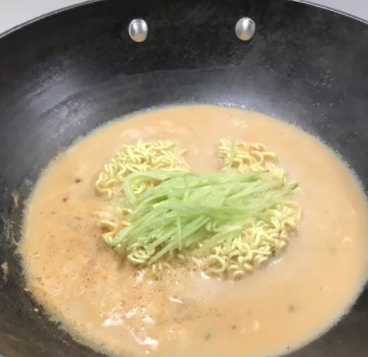 牛奶辛拉面煮多久？牛奶辛拉面牛奶和水的比例