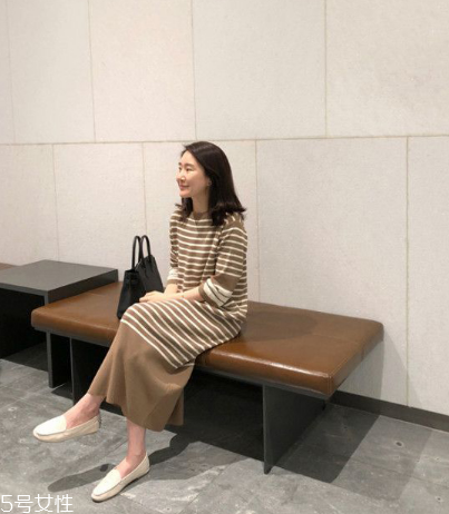 條紋連衣裙配什么鞋子？條紋連衣裙搭配鞋子圖片