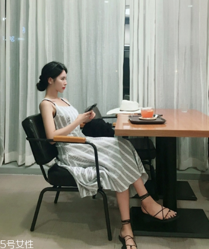 條紋連衣裙配什么鞋子？條紋連衣裙搭配鞋子圖片