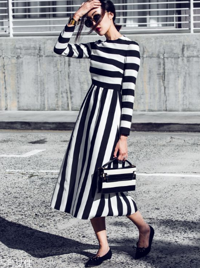 條紋連衣裙配什么鞋子？條紋連衣裙搭配鞋子圖片