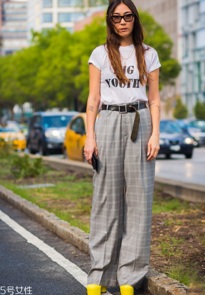 白色t恤配什么褲子？白色t恤搭配褲子圖片