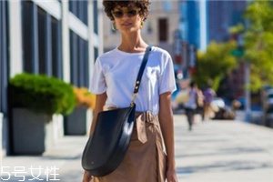 白色t恤配什么裙子？白色t恤搭配裙子圖片