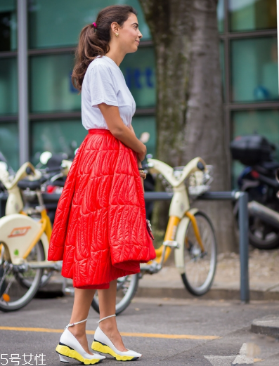 白色t恤配什么裙子？白色t恤搭配裙子圖片