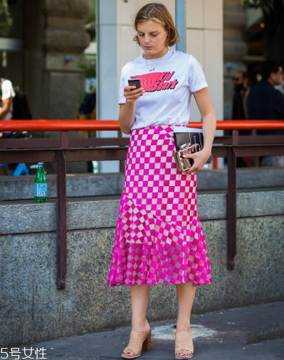 白色t恤配什么裙子？白色t恤搭配裙子圖片