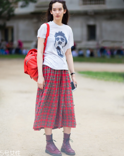 白色t恤配什么裙子？白色t恤搭配裙子圖片