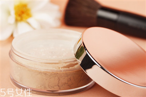 怎么撲蜜粉才能均勻又服貼 蜜粉的三個(gè)使用技巧 怎么撲蜜粉才能均勻又服貼 蜜粉的三個(gè)使用技巧