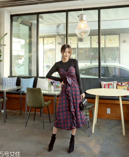 吊帶連衣裙配什么鞋子？吊帶連衣裙搭配鞋子圖片