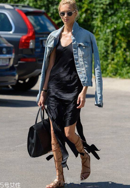 吊帶連衣裙配什么鞋子？吊帶連衣裙搭配鞋子圖片