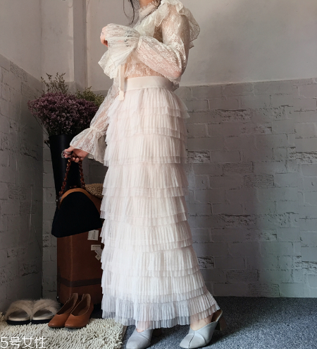 半身裙怎么搭配更優(yōu)雅？半身裙穿搭技巧