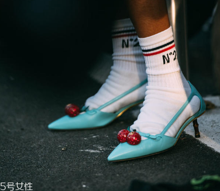 襪子怎么搭配時(shí)尚？襪子外露搭配圖片