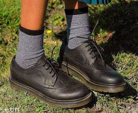 襪子怎么搭配時(shí)尚？襪子外露搭配圖片