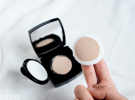 香奈兒果凍氣墊真假辨別方法 香奈兒氣墊和ysl氣墊哪個(gè)好 香奈兒果凍氣墊真假辨別方法 香奈兒氣墊和ysl氣墊哪個(gè)好