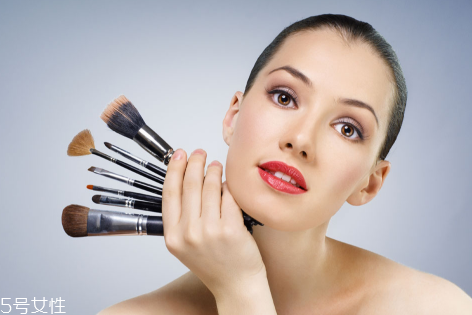 天天涂粉底的好處和壞處 天天涂粉底弊大于利 天天涂粉底的好處和壞處 天天涂粉底弊大于利