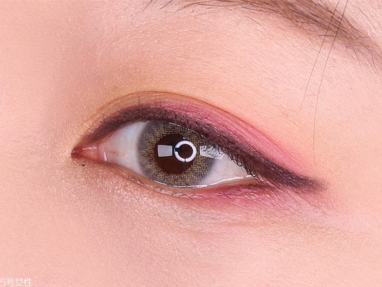 撞色妝怎么化好看 簡(jiǎn)單撞色妝圖解教程 撞色妝怎么化好看 簡(jiǎn)單撞色妝圖解教程