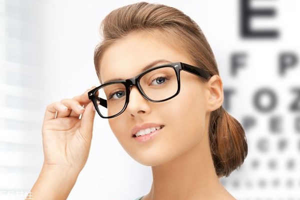 戴眼鏡有必要打腮紅嗎 戴眼鏡用什么顏色腮紅 戴眼鏡有必要打腮紅嗎 戴眼鏡用什么顏色腮紅