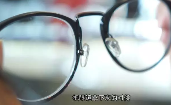 戴眼鏡有必要打腮紅嗎 戴眼鏡用什么顏色腮紅 戴眼鏡有必要打腮紅嗎 戴眼鏡用什么顏色腮紅