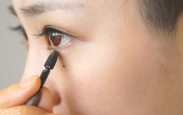 戴眼鏡需要畫(huà)臥蠶嗎 戴眼鏡化妝的具體步驟