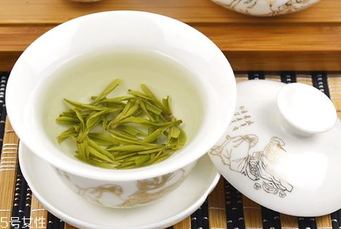 龍井泡出來(lái)是什么顏色 上等龍井茶的色澤 龍井泡出來(lái)是什么顏色 上等龍井茶的色澤