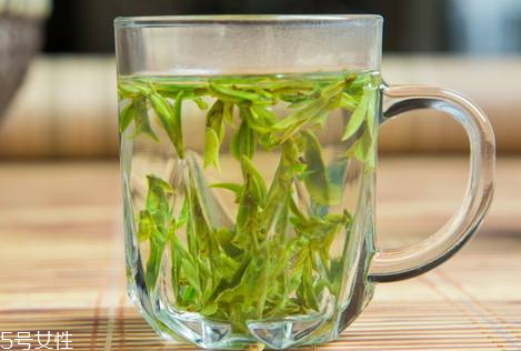 龍井泡出來(lái)是什么顏色 上等龍井茶的色澤 龍井泡出來(lái)是什么顏色 上等龍井茶的色澤