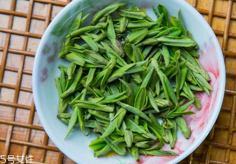 龍井用什么茶具泡好 龍井茶泡水用量 龍井用什么茶具泡好 龍井茶泡水用量