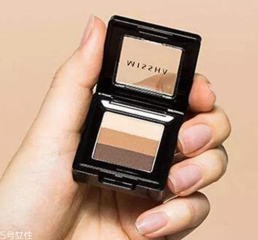 大地色眼影用什么打底 大地色眼影三色漸層眼影妝 大地色眼影用什么打底 大地色眼影三色漸層眼影妝