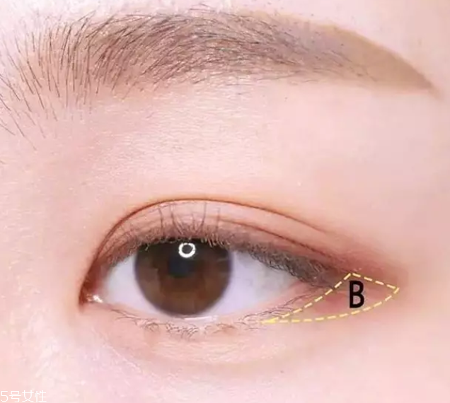 大地色眼影用什么打底 大地色眼影三色漸層眼影妝 大地色眼影用什么打底 大地色眼影三色漸層眼影妝