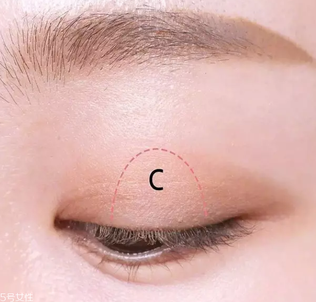 大地色眼影用什么打底 大地色眼影三色漸層眼影妝 大地色眼影用什么打底 大地色眼影三色漸層眼影妝