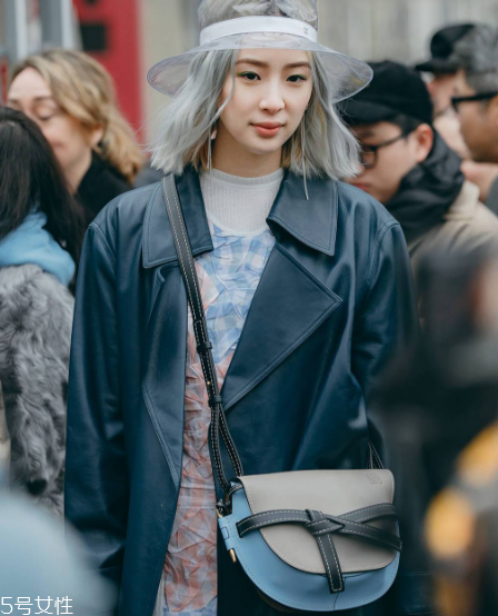 loewe gate bag尺寸多大？羅意威18新款馬鞍包有幾種尺寸