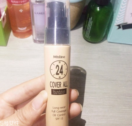 mistine粉底液應(yīng)該選哪個色號 mistine粉底液試色