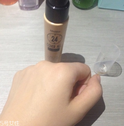 mistine粉底液應(yīng)該選哪個色號 mistine粉底液試色