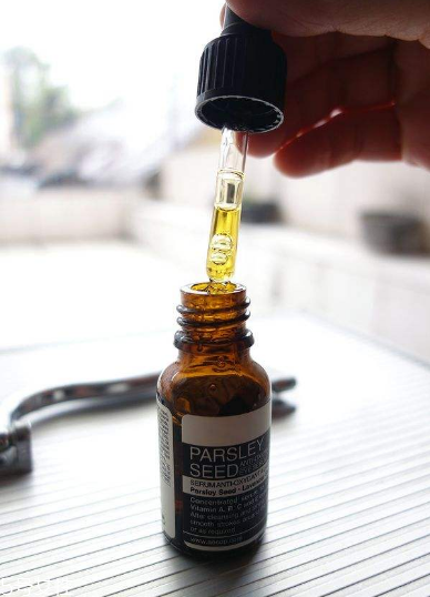 伊索輕盈保濕精華露和伊索煥彩滋潤精露哪個好 伊索輕盈保濕精華露和伊索煥彩滋潤精露哪個好