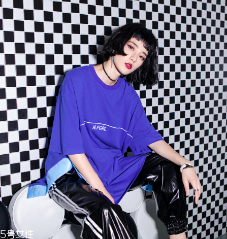 長(zhǎng)款t恤如何搭配？長(zhǎng)款t恤搭配技巧