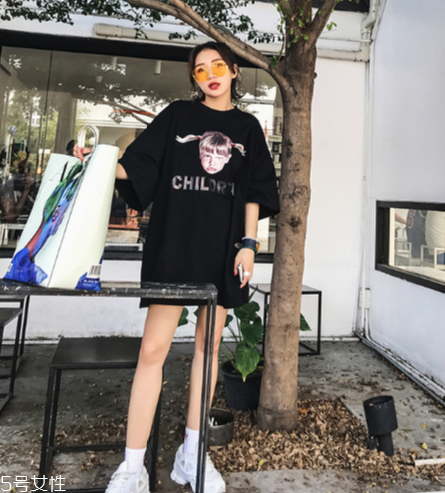 長(zhǎng)款t恤如何搭配？長(zhǎng)款t恤搭配技巧