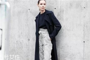 紙袋褲怎么搭配？紙袋褲搭配技巧