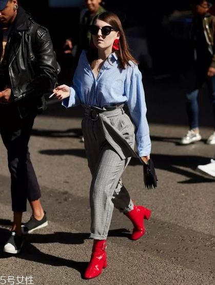 紙袋褲怎么搭配？紙袋褲搭配技巧