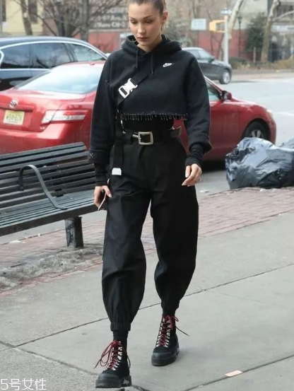 紙袋褲怎么搭配？紙袋褲搭配技巧