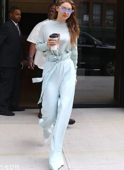 紙袋褲怎么搭配？紙袋褲搭配技巧