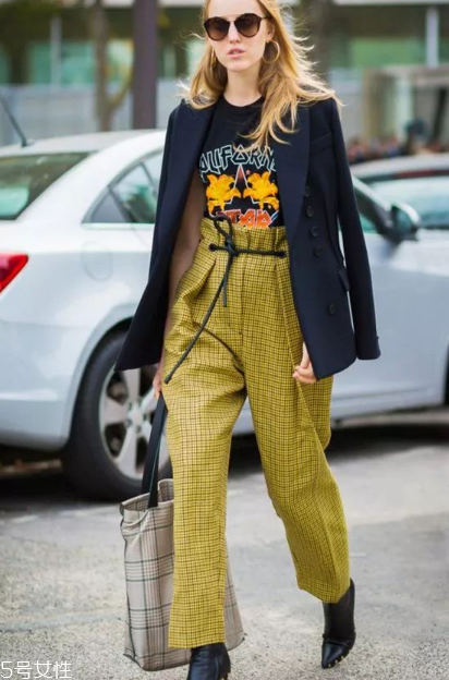 紙袋褲怎么搭配？紙袋褲搭配技巧