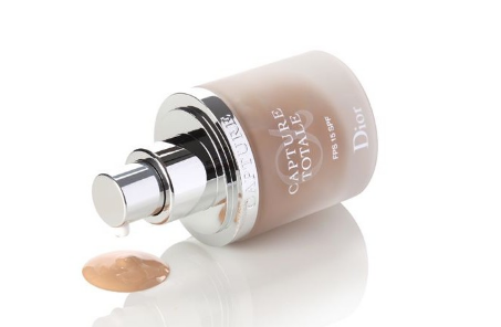 涂粉底液用什么工具好 粉底液用手擦還是粉底刷好 涂粉底液用什么工具好 粉底液用手擦還是粉底刷好