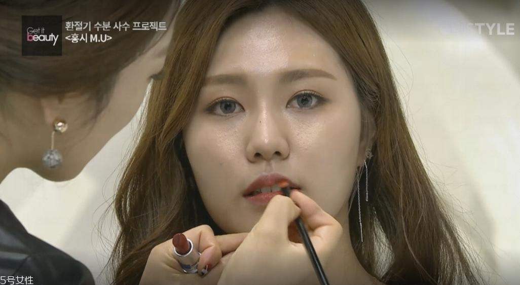 秋冬補(bǔ)水妝容怎么畫(huà) 紅柿妝化妝步驟