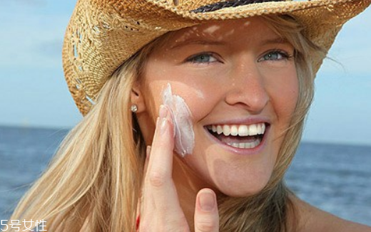 先用防曬霜還是粉底 防曬霜和粉底使用間隔時(shí)間 先用防曬霜還是粉底 防曬霜和粉底使用間隔時(shí)間