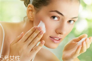 睡前做什么動(dòng)作對(duì)皮膚好 睡前護(hù)膚小知識(shí)的正確步驟 睡前做什么動(dòng)作對(duì)皮膚好 睡前護(hù)膚小知識(shí)的正確步驟