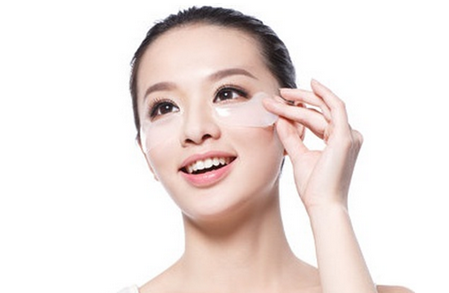 睡前做什么動(dòng)作對(duì)皮膚好 睡前護(hù)膚小知識(shí)的正確步驟 睡前做什么動(dòng)作對(duì)皮膚好 睡前護(hù)膚小知識(shí)的正確步驟