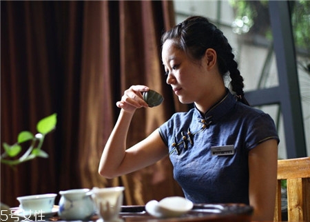 皮膚黑適合什么顏色的眉筆 皮膚黑解決方法 皮膚黑適合什么顏色的眉筆 皮膚黑解決方法