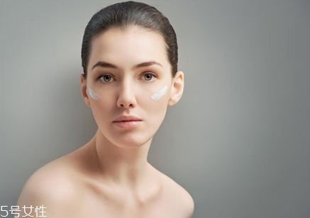 睡前做什么動(dòng)作對(duì)皮膚好 睡前護(hù)膚小知識(shí)的正確步驟 睡前做什么動(dòng)作對(duì)皮膚好 睡前護(hù)膚小知識(shí)的正確步驟