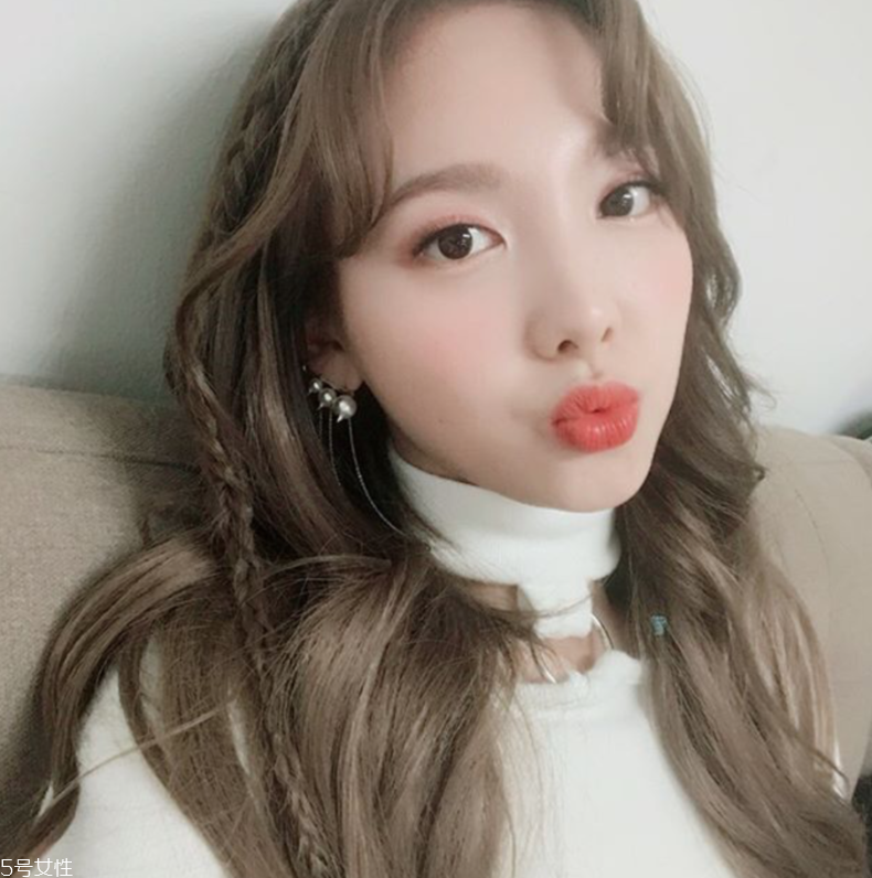 皮膚黃適合奶茶棕嗎 2018奶茶棕色發(fā)型圖片 皮膚黃適合奶茶棕嗎 2018奶茶棕色發(fā)型圖片