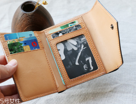 錢包弄上油漬怎么清洗？錢包上的油漬清洗方法